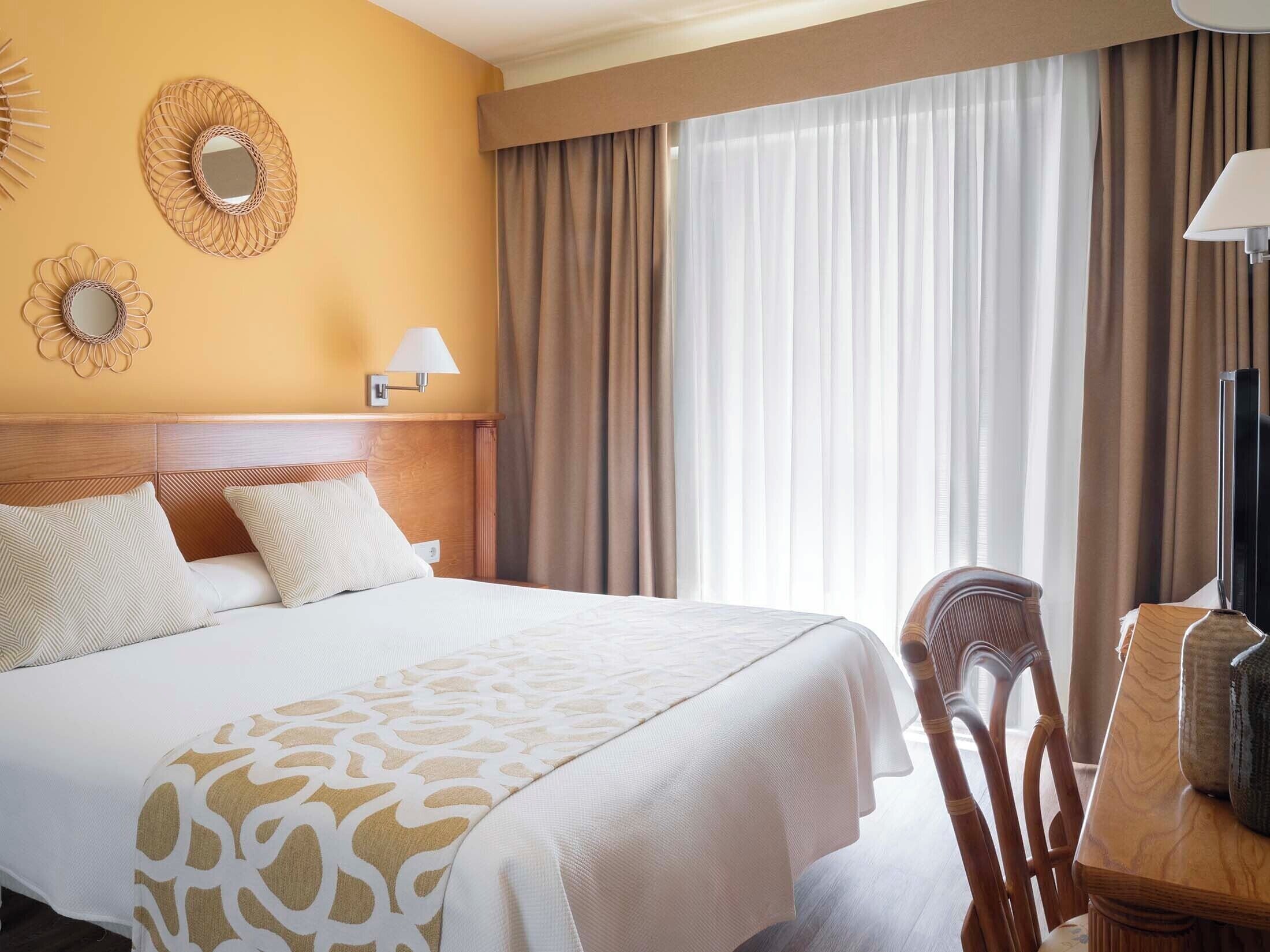 Desk, WiFi (free), bed sheets