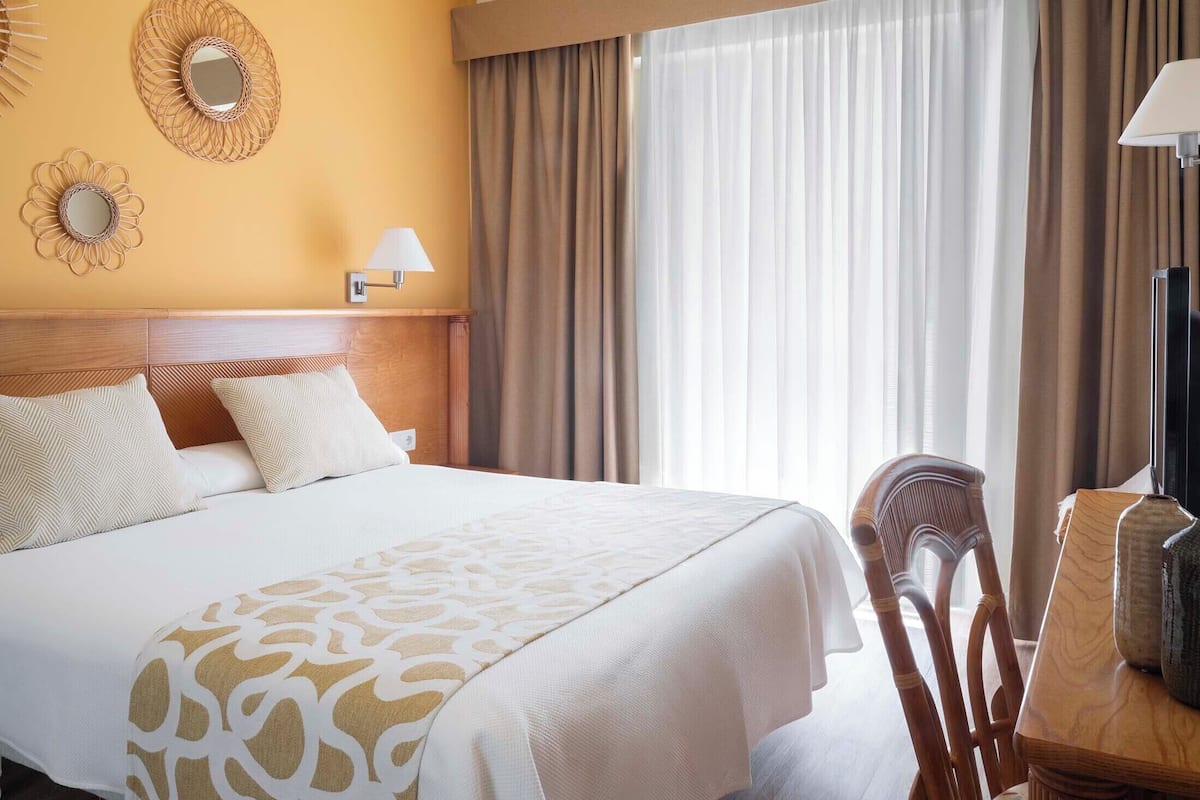 Escritorio, wifi gratis y ropa de cama