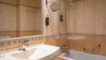 Haartrockner, Handtücher, Seife, Shampoo