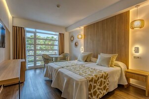 Escritorio, wifi gratis y ropa de cama