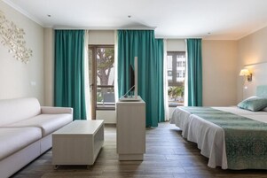 Escritorio, wifi gratis y ropa de cama 