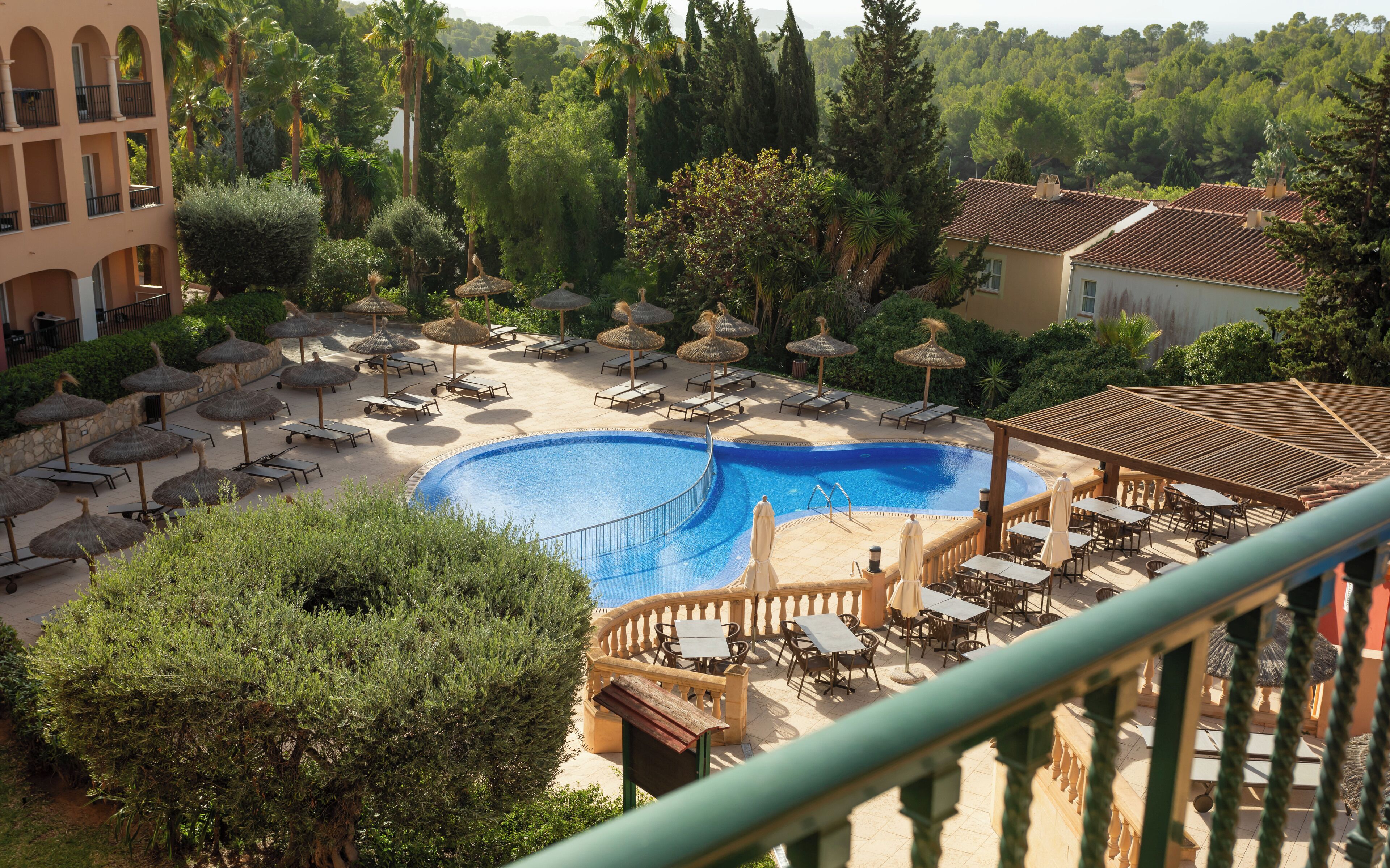 Minibar, coffres-forts dans les chambres, bureau, rideaux occultants