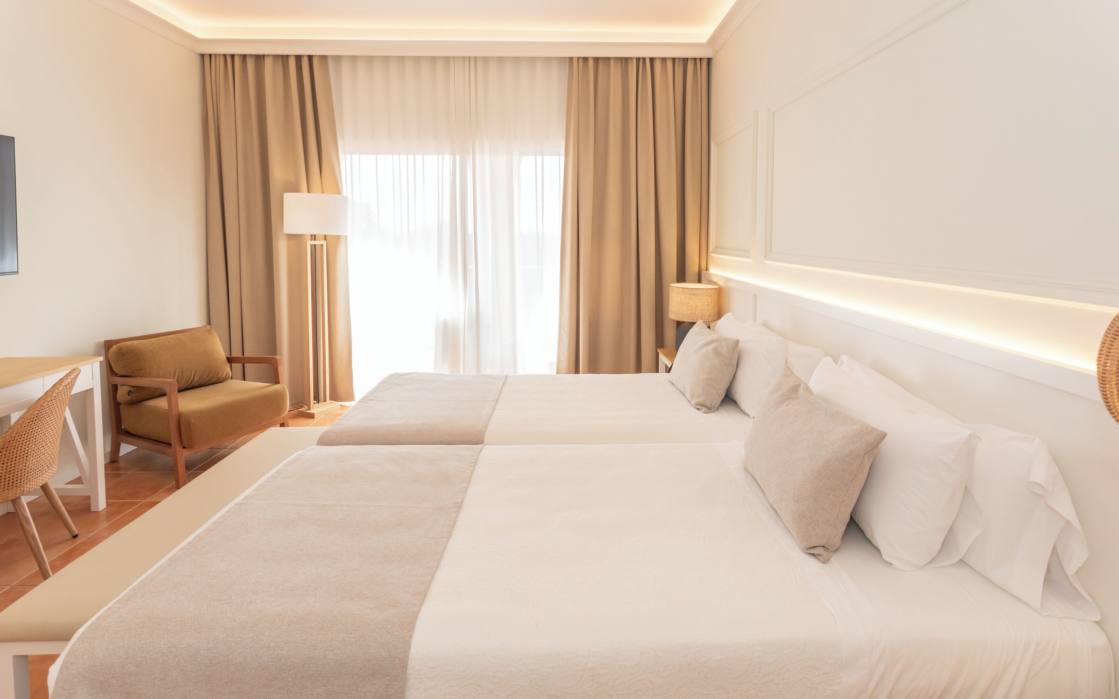 Minibar, coffres-forts dans les chambres, bureau, rideaux occultants