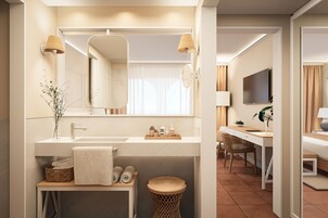 Minibar, safe på rommet, skrivebord og blendingsgardiner