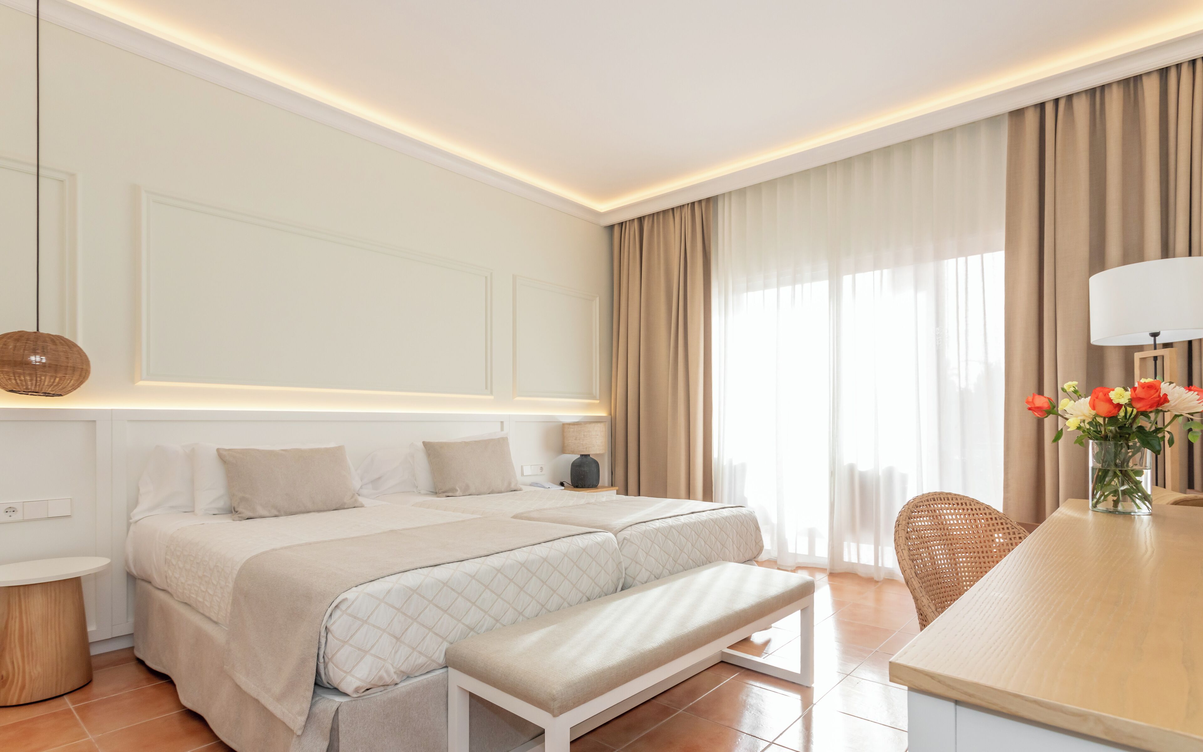 Minibar, coffres-forts dans les chambres, bureau, rideaux occultants