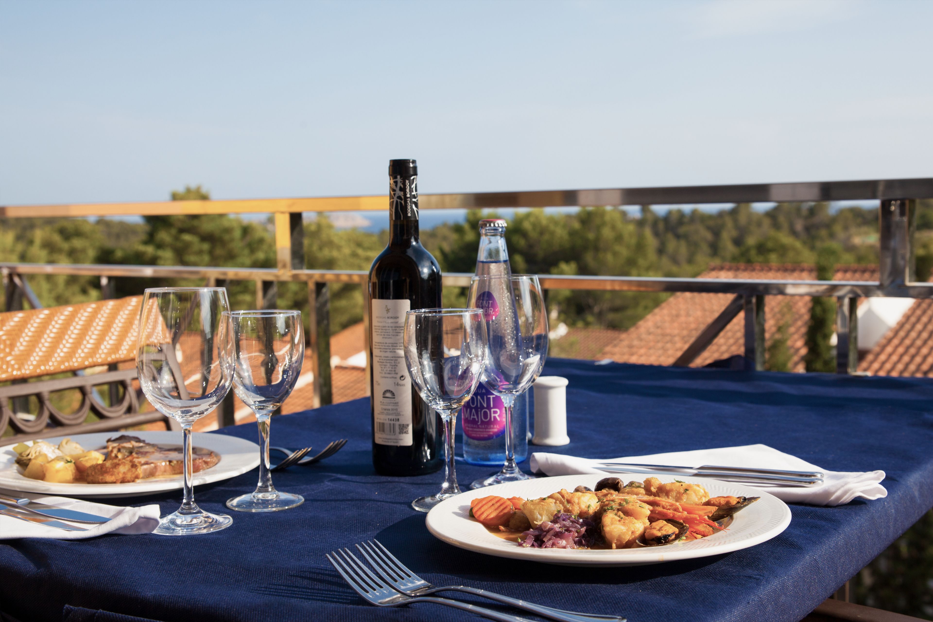 breakfast and dinner served, international cuisine