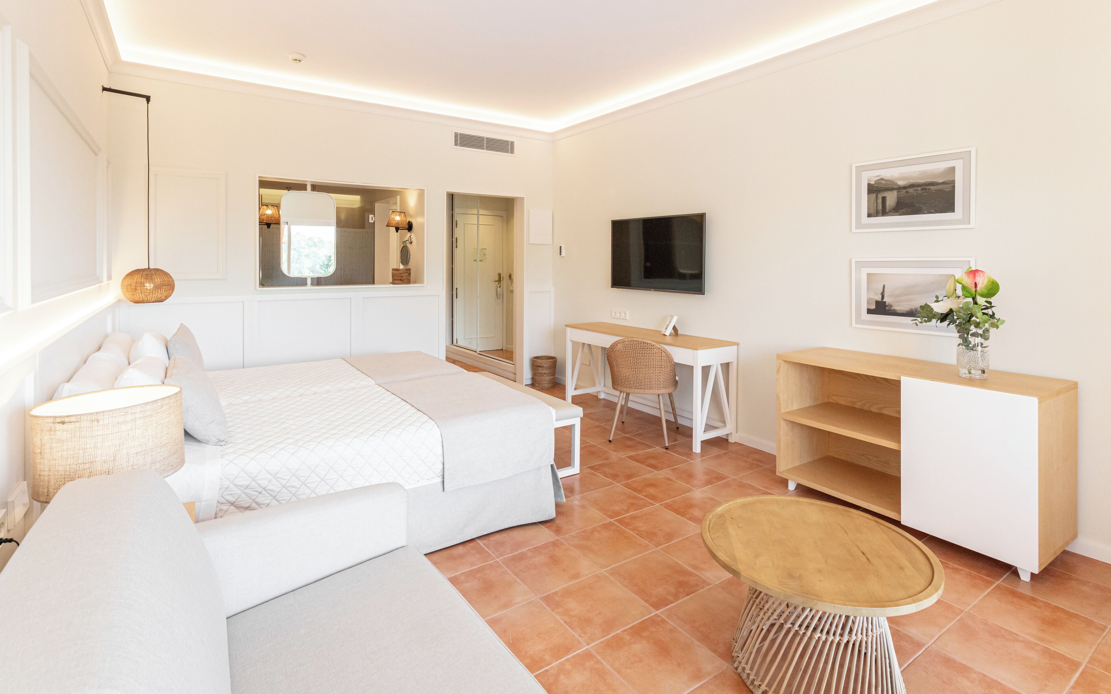 Minibar, coffres-forts dans les chambres, bureau, rideaux occultants