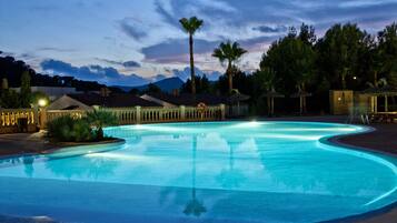 Piscine couverte, 2 piscines extérieures