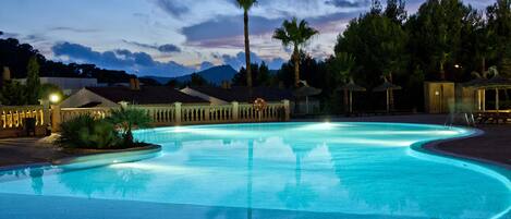 Piscine couverte, 2 piscines extérieures