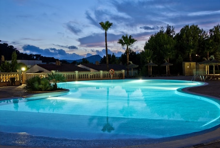 Una piscina techada, 2 piscinas al aire libre. Hotel Bordoy Don Antonio