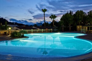 Innendørsbasseng og 2 utendørsbassenger