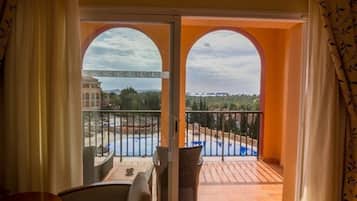 Minibar, caixa forta a l'habitació, escriptori i cortines opaques
