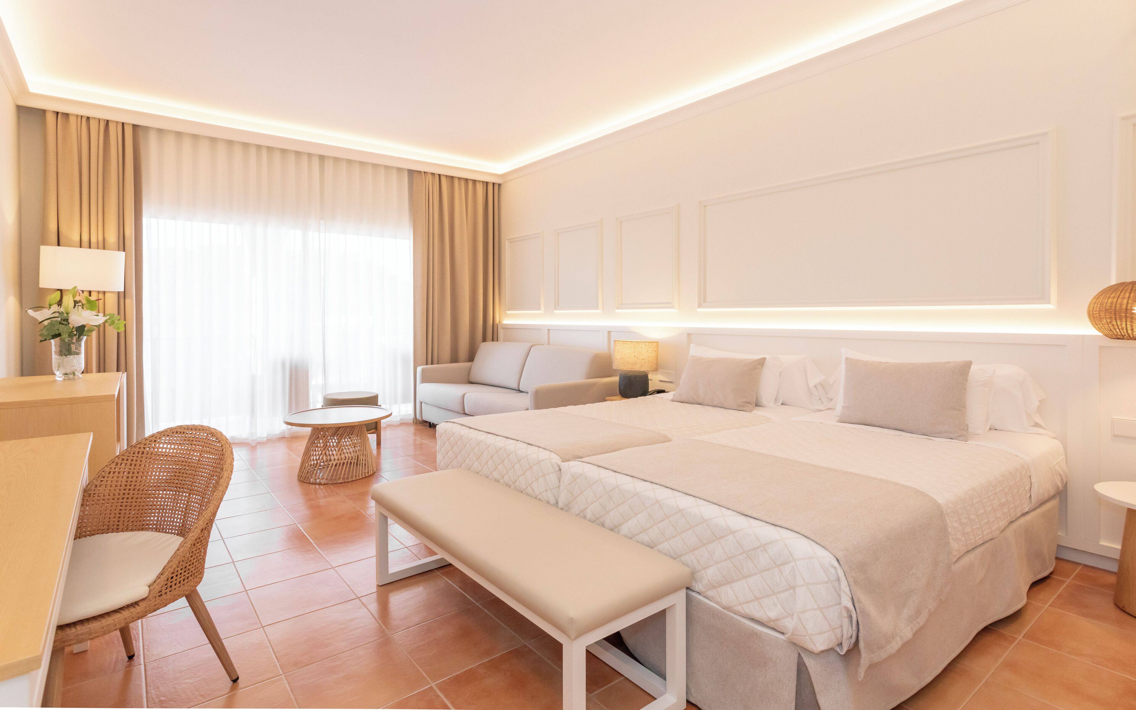 Minibar, coffres-forts dans les chambres, bureau, rideaux occultants