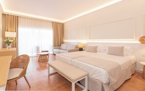 迷你吧、客房内保险箱、办公桌、遮光窗帘