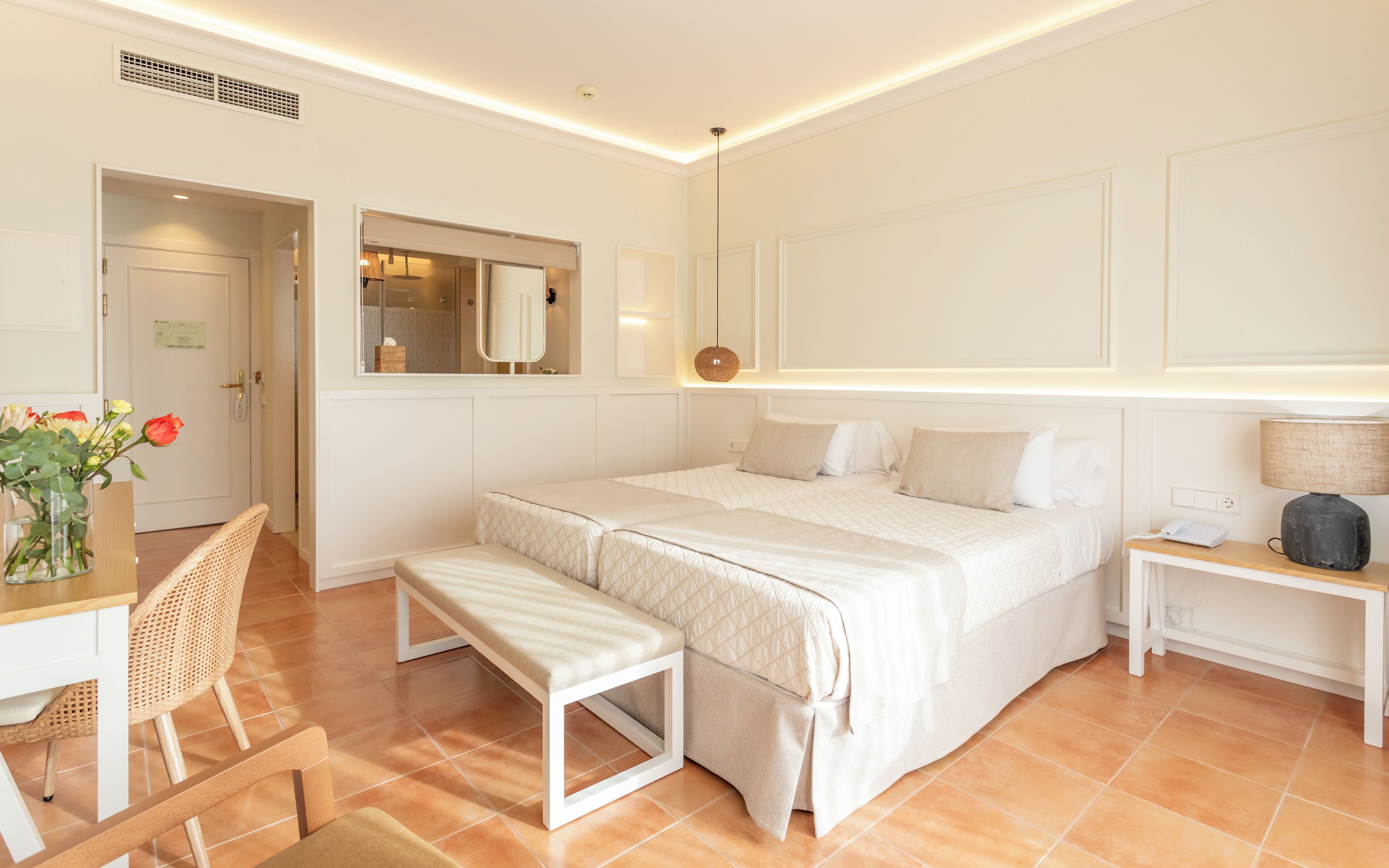 Minibar, coffres-forts dans les chambres, bureau, rideaux occultants