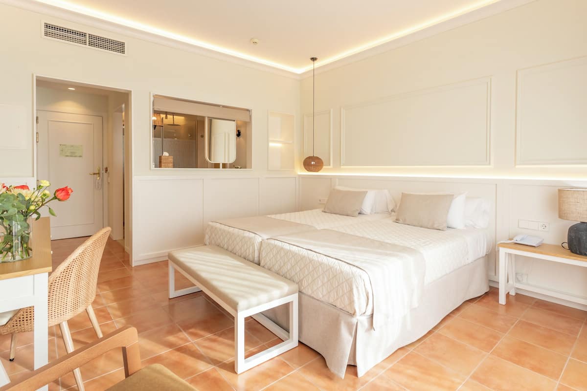 Minibar, caja fuerte, escritorio y cortinas opacas