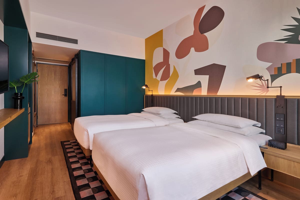 Caja de seguridad en la habitación, escritorio y cortinas blackout