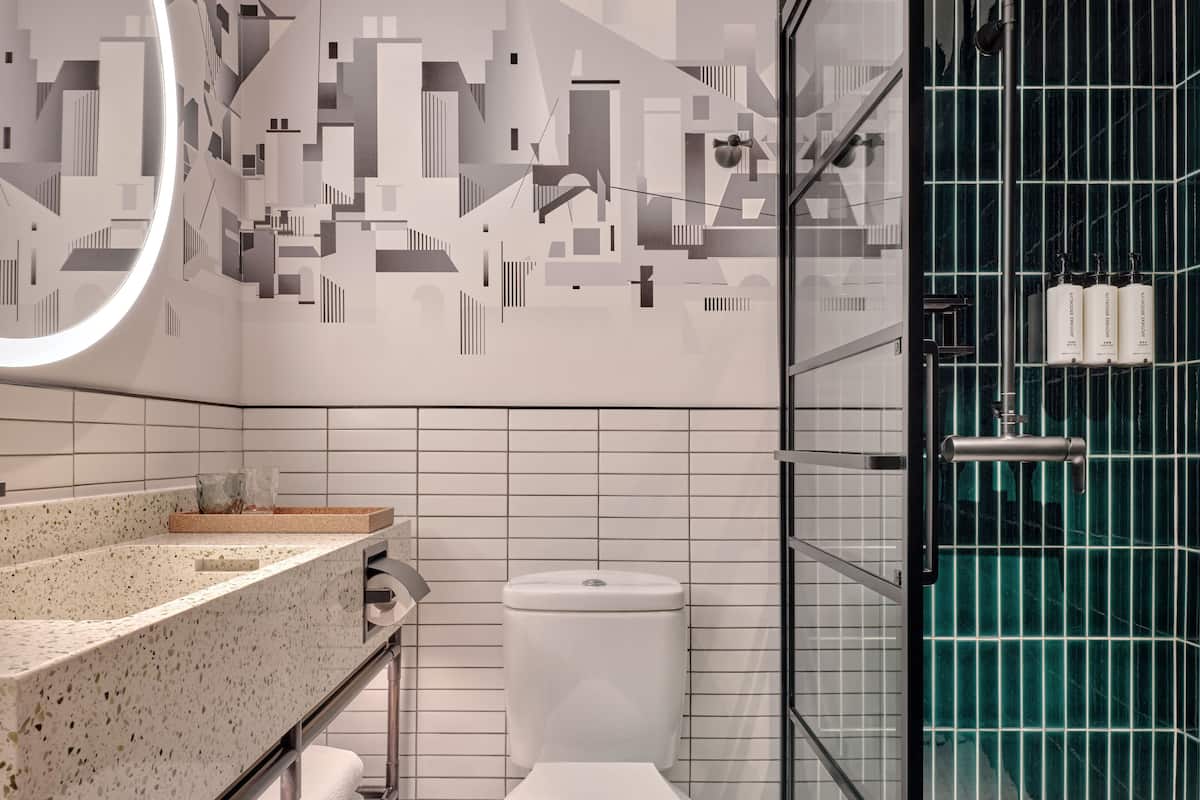 Ducha, artículos de higiene personal gratuitos y secador de pelo