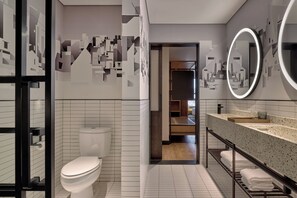 シャワー、バスアメニティ (無料)、ヘアドライヤー、スリッパ