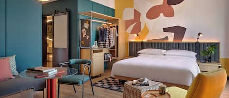 Premium Room, 1 King Bed | In-room safe, desk, blackout drapes, soundproofing