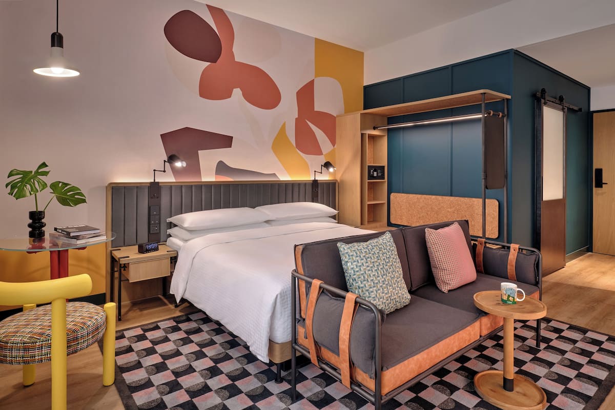 Caja de seguridad en la habitación, escritorio y cortinas blackout