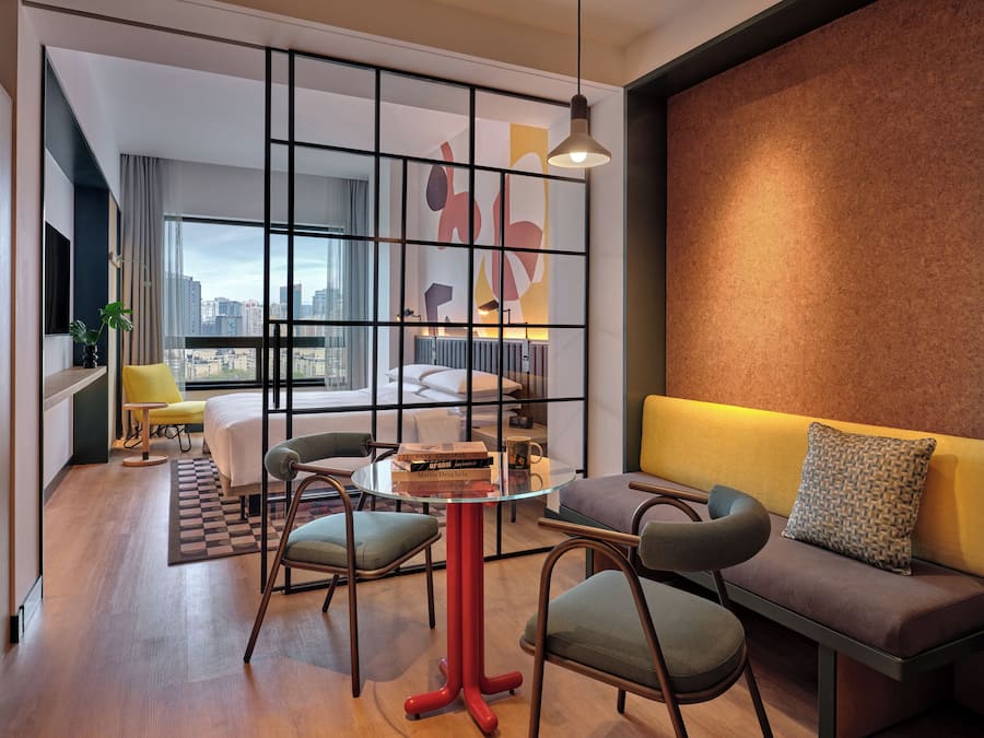 Suite júnior | Caixa forta a l'habitació, escriptori i cortines opaques