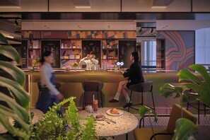 Melayani sarapan, makan siang, dan makan malam