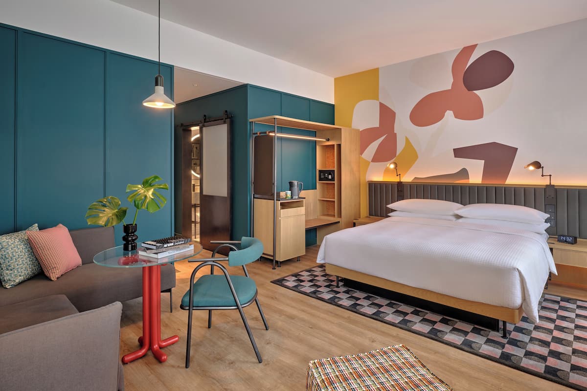 Caja de seguridad en la habitación, escritorio y cortinas blackout