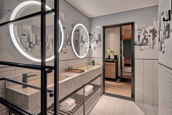 豪華客房, 1 張特大雙人床 | 浴室 | 淋浴設備、免費梳洗用品、風筒、拖鞋