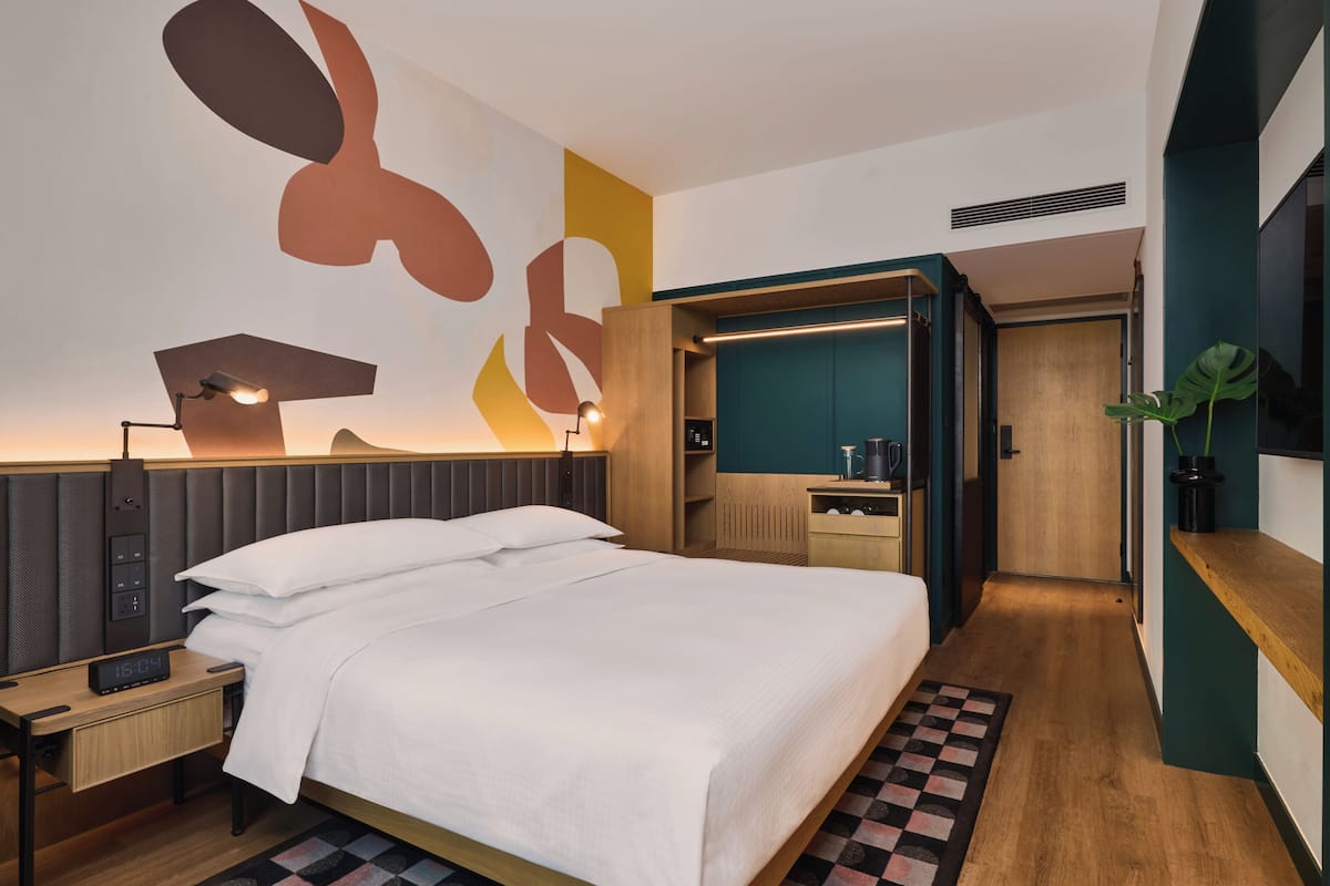 Caja de seguridad en la habitación, escritorio y cortinas blackout