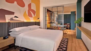 Pengeskab på værelset, skrivebord, mørklægningsgardiner, lydisolering