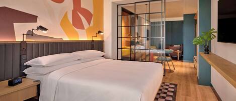 Una cassaforte in camera, una scrivania, tende oscuranti