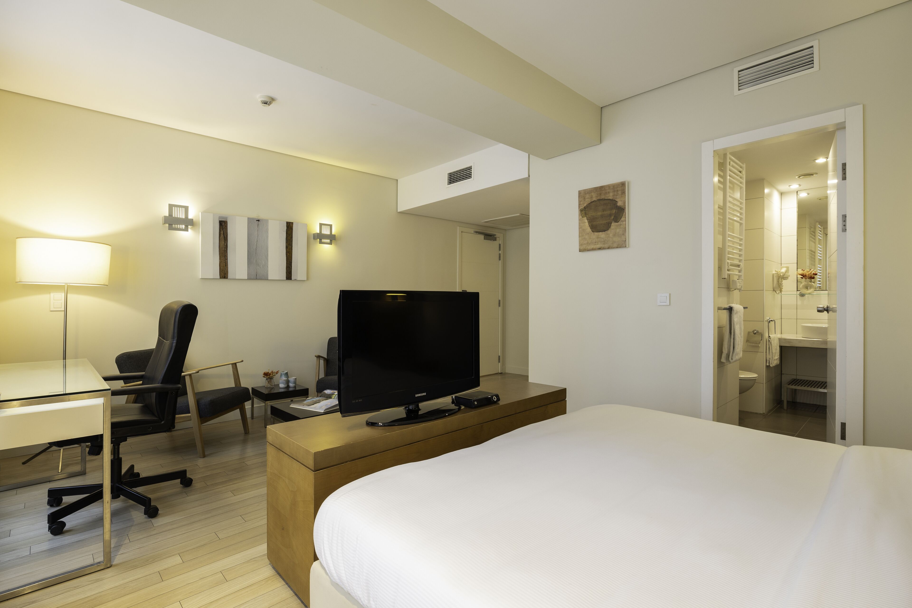 standard double room | 1 bedroom, in-room safe, desk, iron/ironing board
