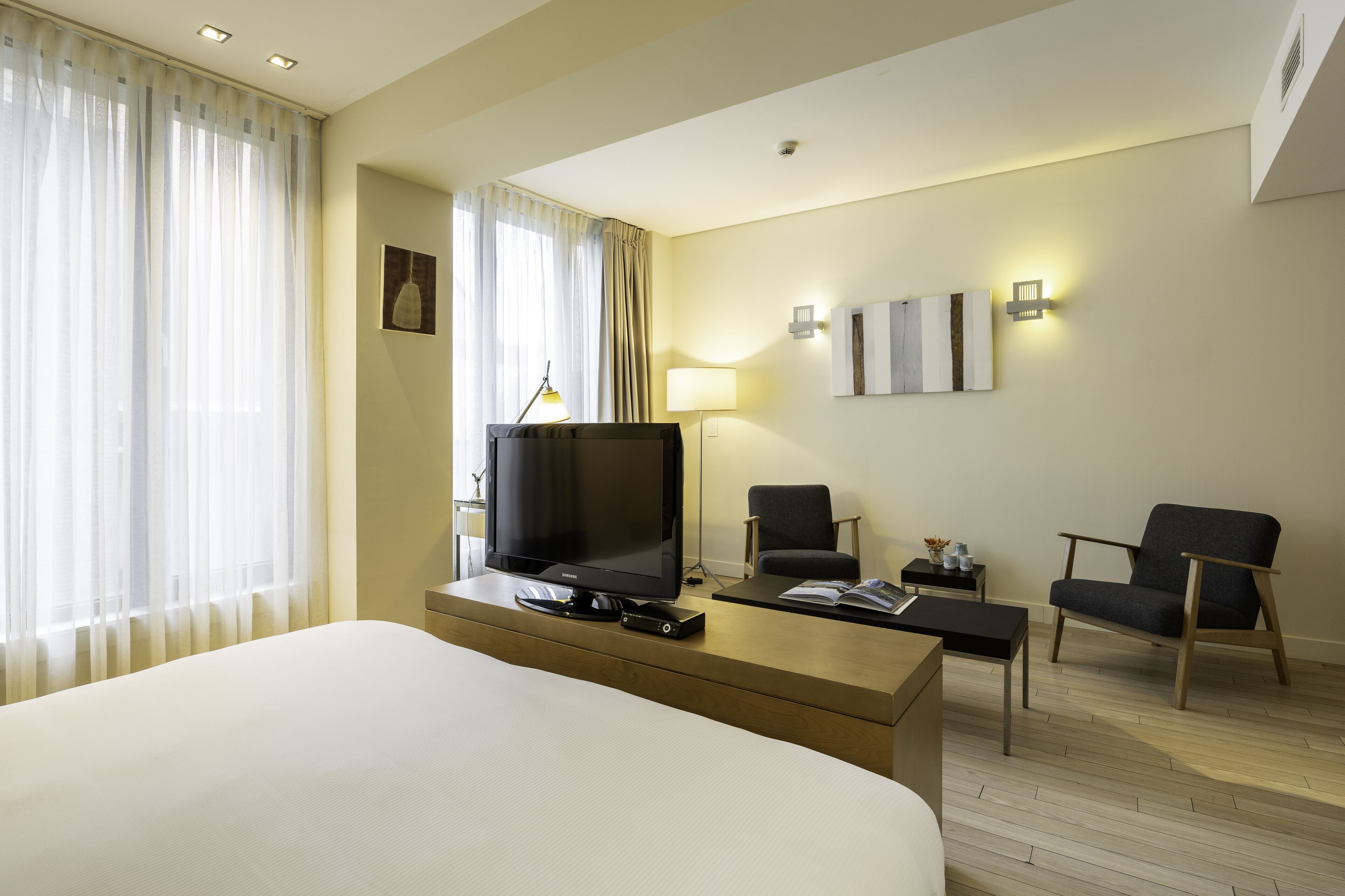 standard double room | 1 bedroom, in-room safe, desk, iron/ironing board