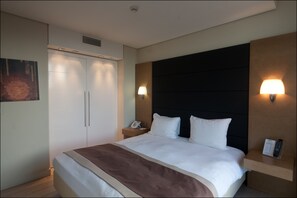 Een kluis op de kamer, een bureau, een strijkplank/strijkijzer