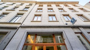 A building with a sign for '3 Apart Hotels' on the ground floor. - B-aparthotel Grand Place (Brussels)
