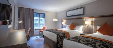 Roupas de cama antialérgicas, cofres nos quartos, escrivaninha