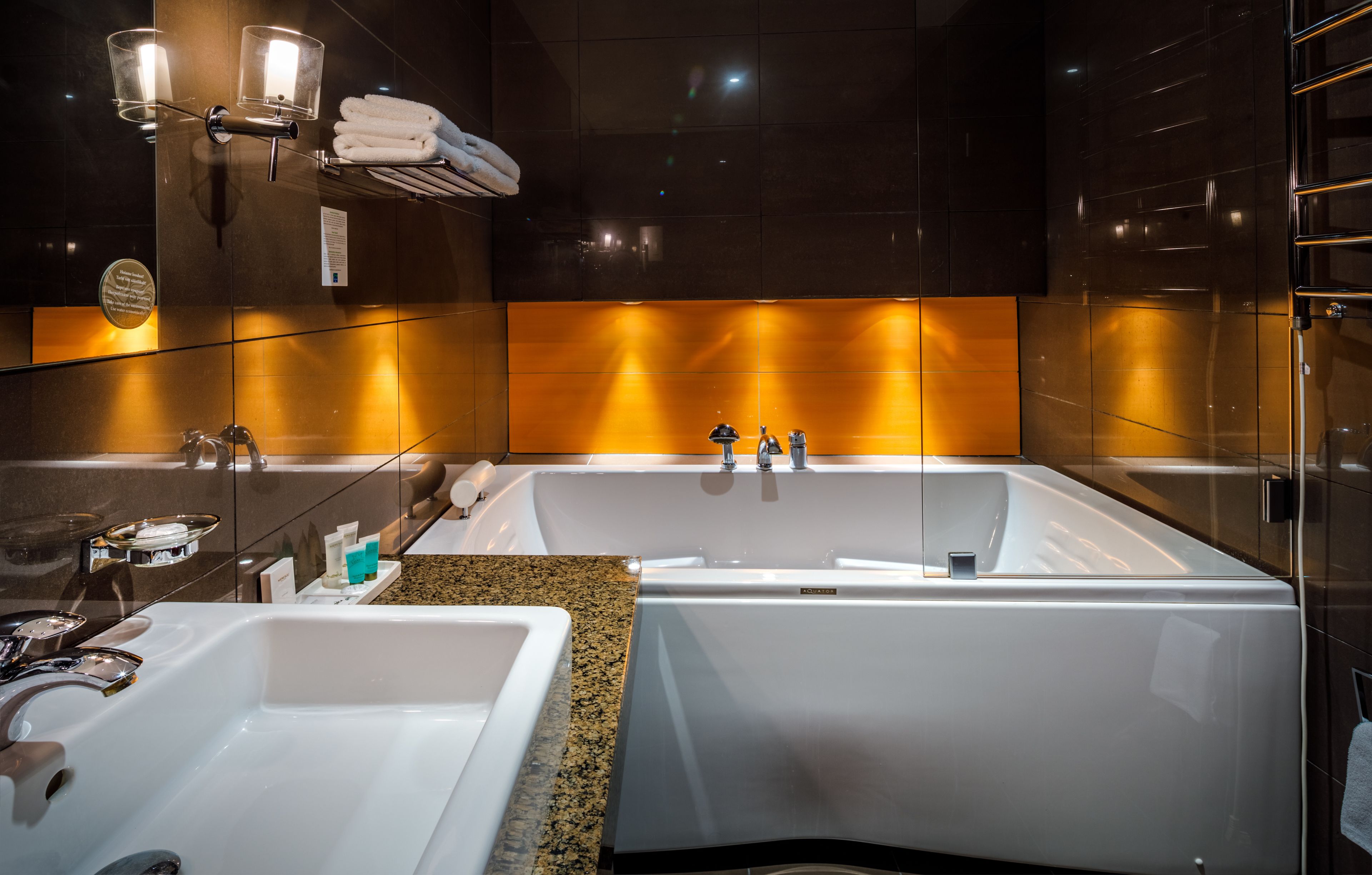 junior suite | bathroom | free toiletries, hair dryer, towels