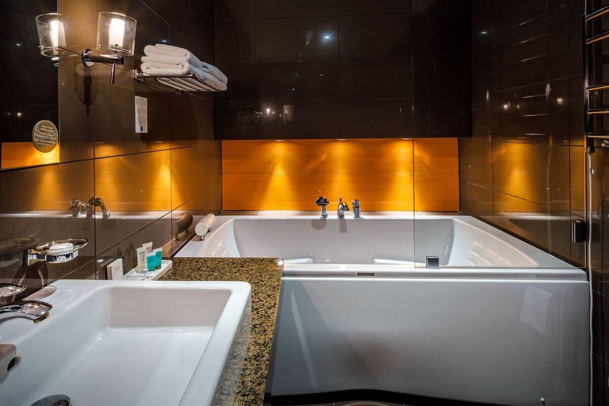 junior suite | bathroom | free toiletries, hair dryer, towels