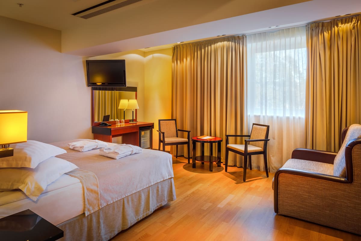 in-room safe, desk, iron/ironing board, travel cot