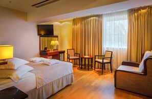 Coffres-forts dans les chambres, bureau, fer et planche à repasser