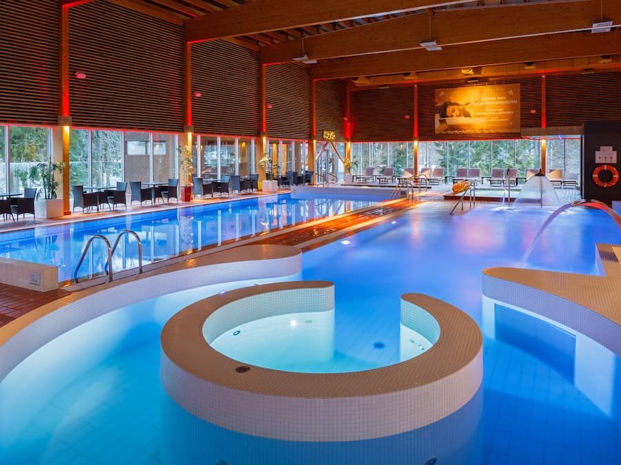 2 piscinas internas, piscina externa