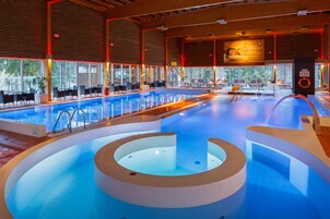 2 piscinas techadas, una piscina al aire libre