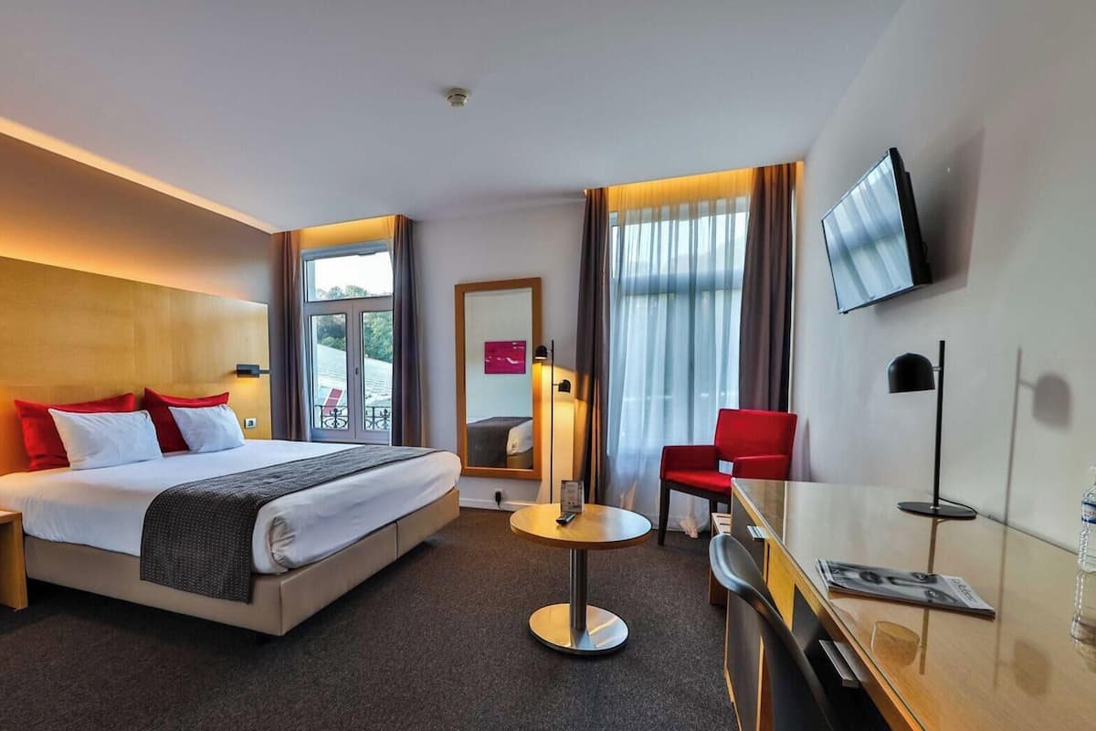 Hochwertige Bettwaren, Select-Comfort-Betten, Zimmersafe, Schreibtisch