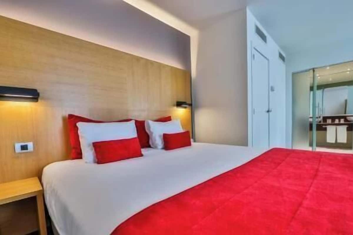 Premium bedding, Select Comfort beds, in-room safe, desk