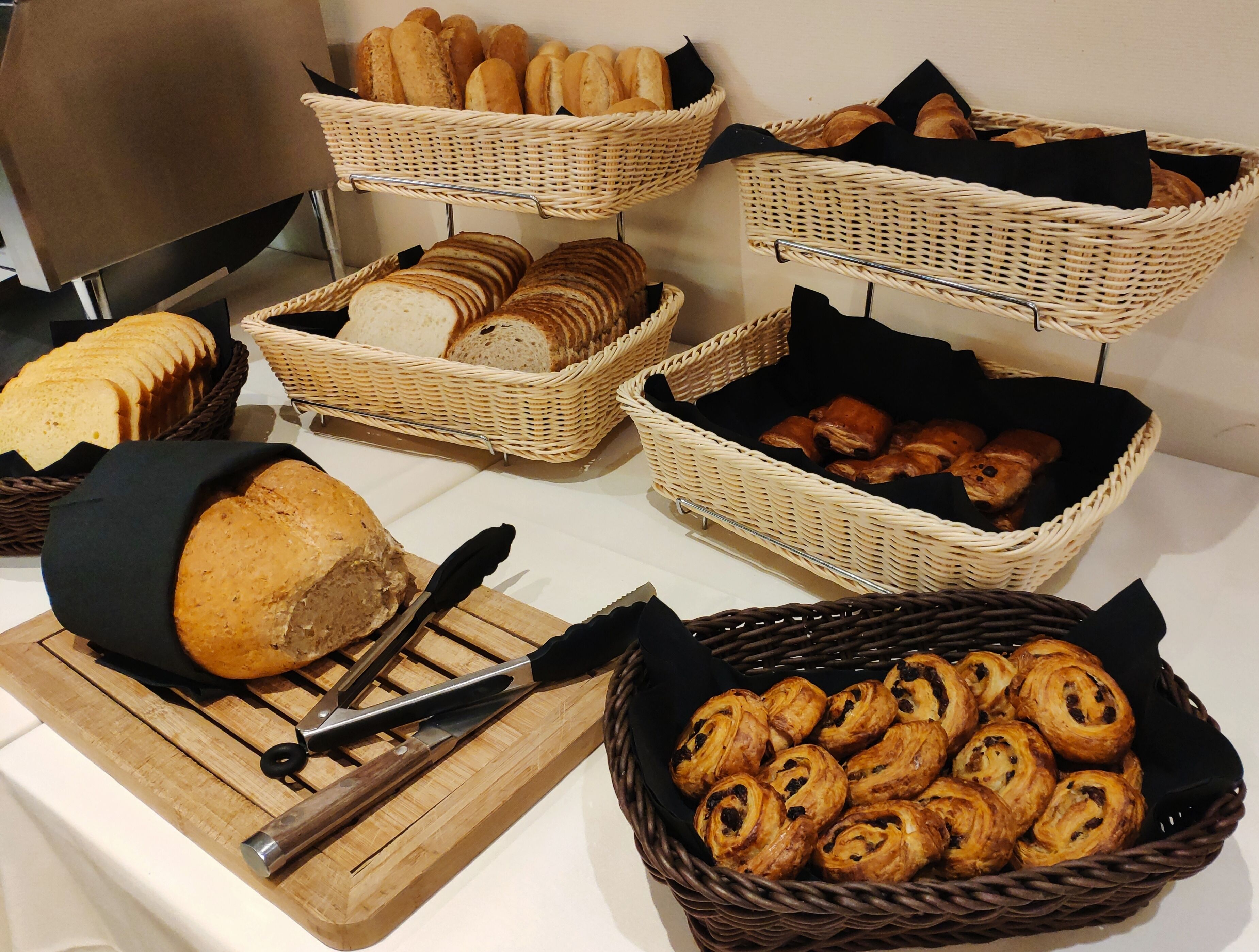 Buffet breakfast for a fee on weekdays