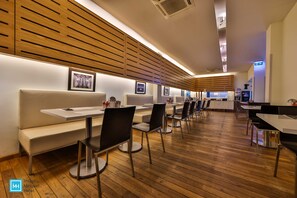Petit déjeuner buffet servi en supplément en semaine