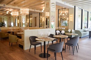3 restaurants, breakfast, lunch, dinner served; Asian cuisine