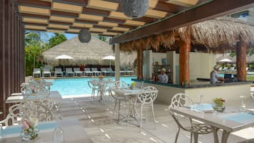 3 restaurantes, se sirven desayunos, comidas, cenas y cocina asiática