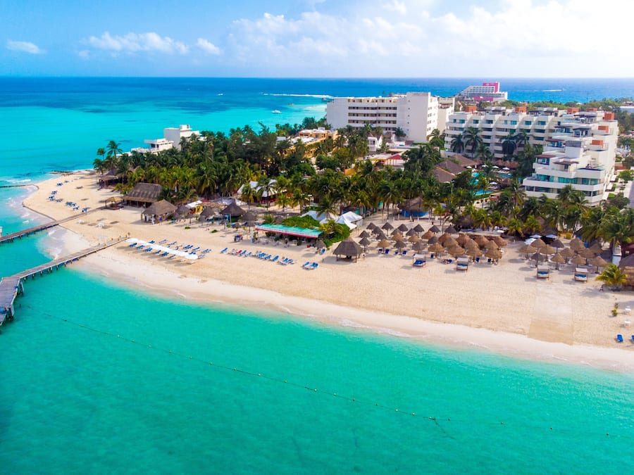 Ubicación a pie de playa, arena blanca, tumbonas y sombrillas